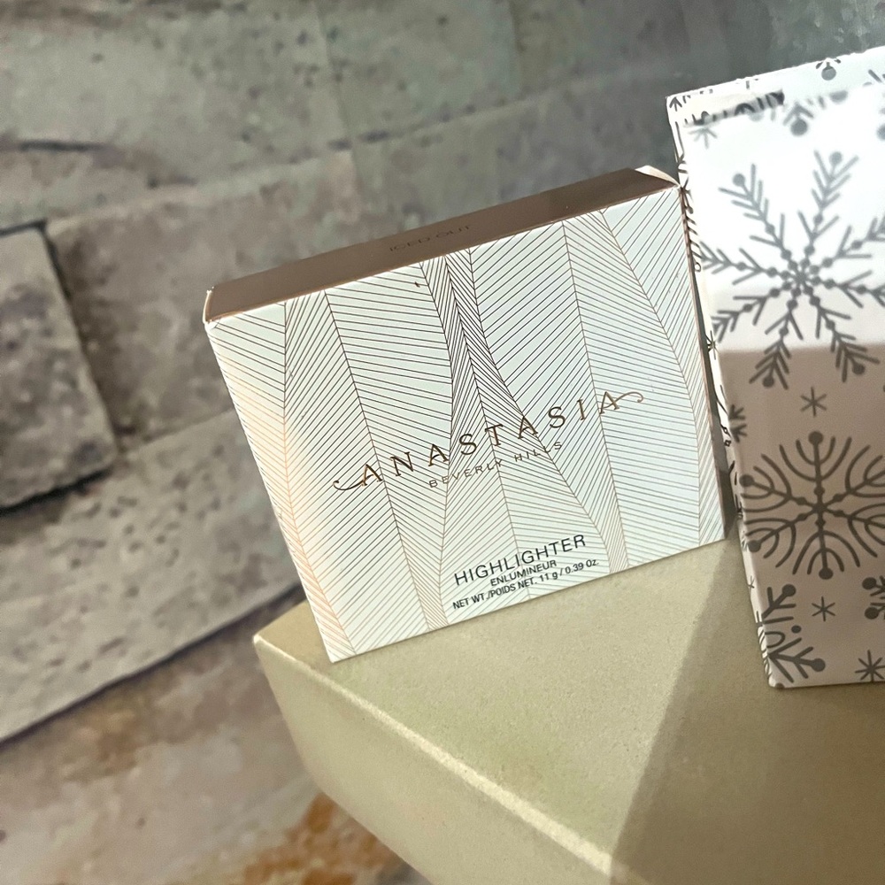 Brand new Anastasia highlighter